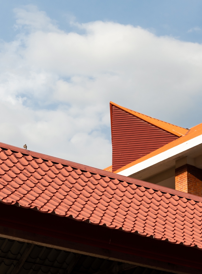 Toiture en tuiles rouges sur maison avec charpente et couverture traditionnelle