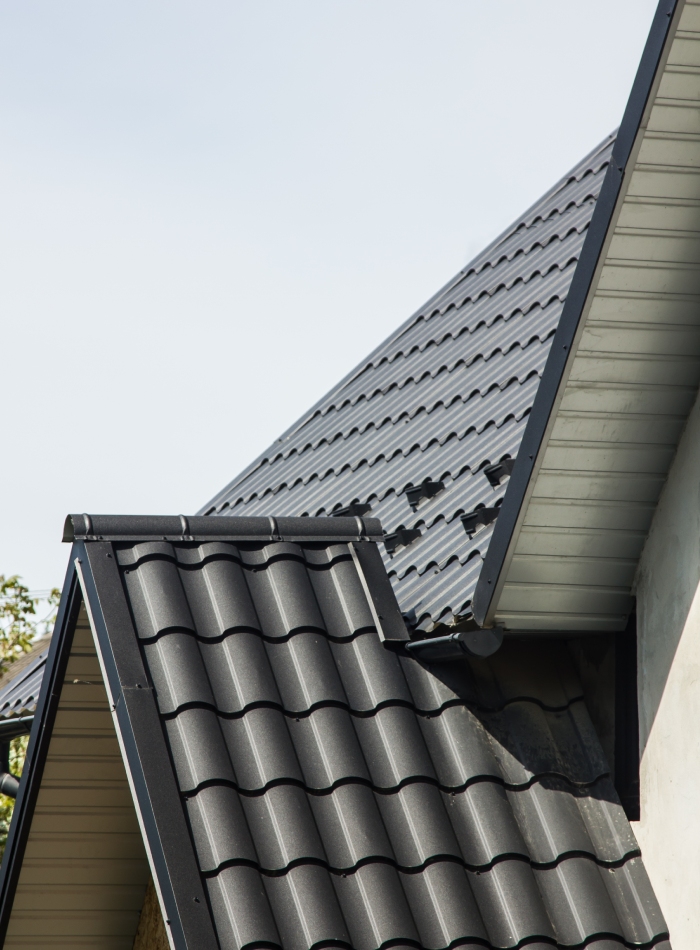 Toiture en tuiles grises avec finitions de couverture sur maison individuelle