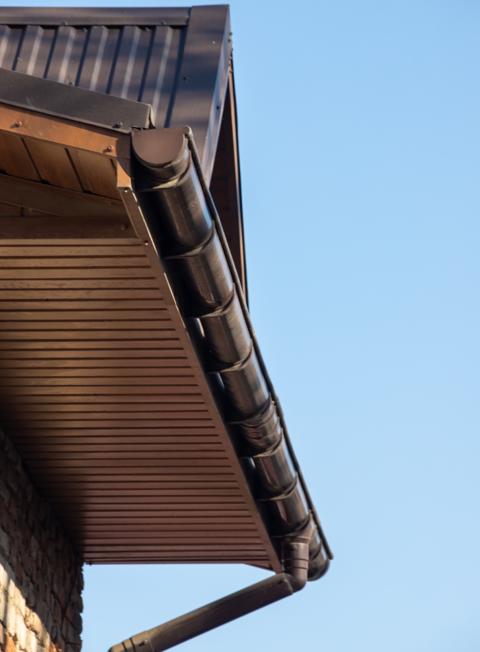 Gouttière noire et habillage de toiture avec finition soignée