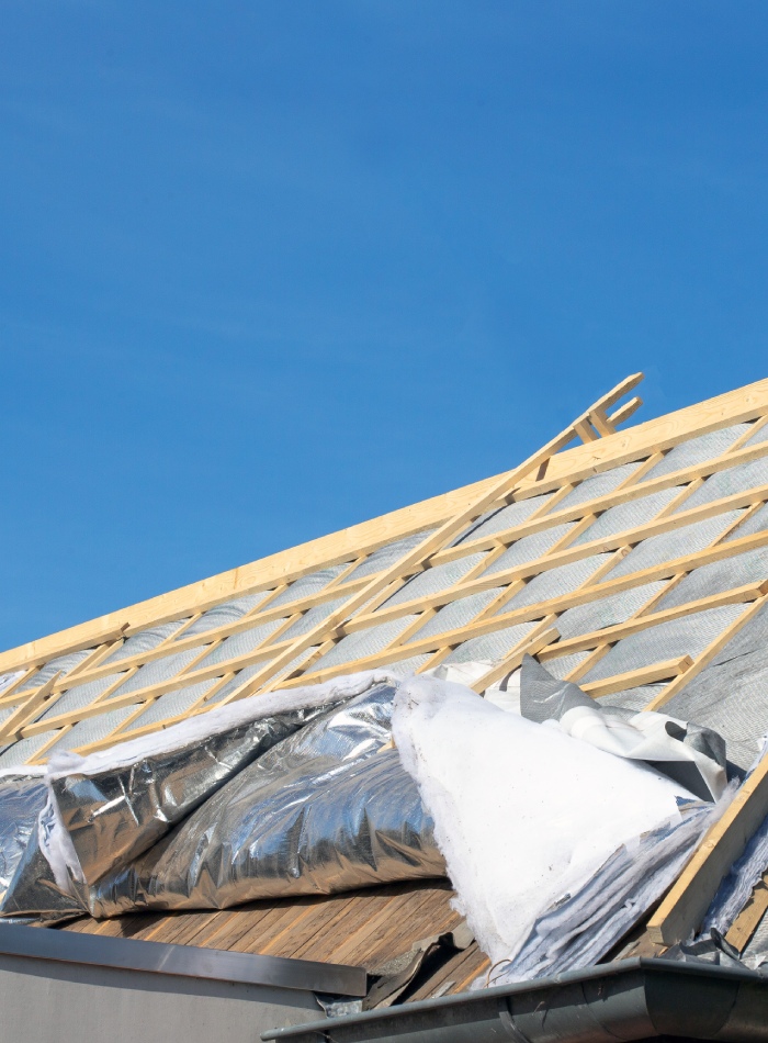 Travaux d’isolation de toiture avec panneaux isolants et charpente apparente