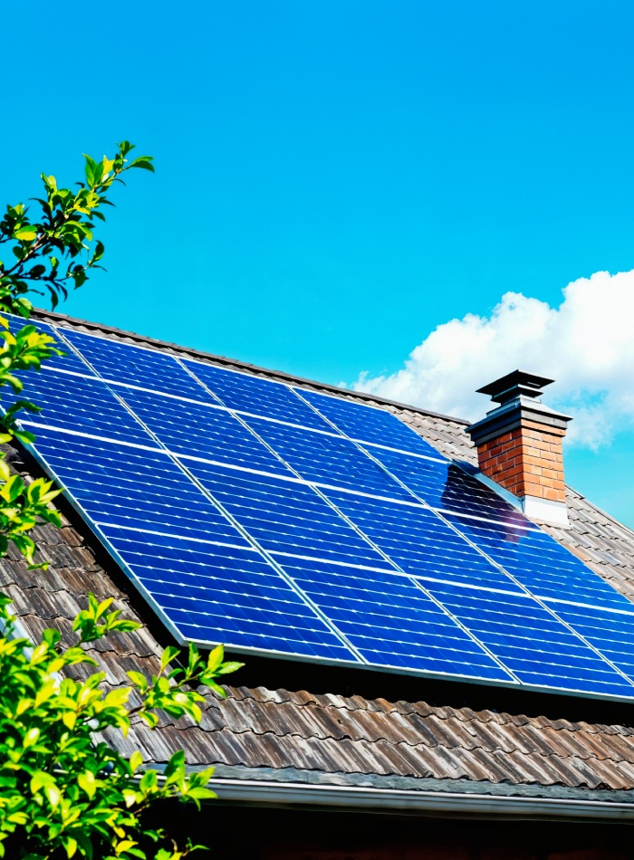 Panneaux photovoltaïques posés sur le toit d’une maison individuelle
