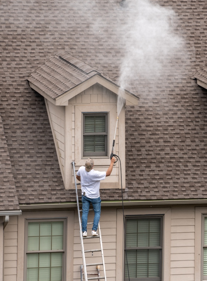 Nettoyage de façade et de toiture à haute pression sur une maison