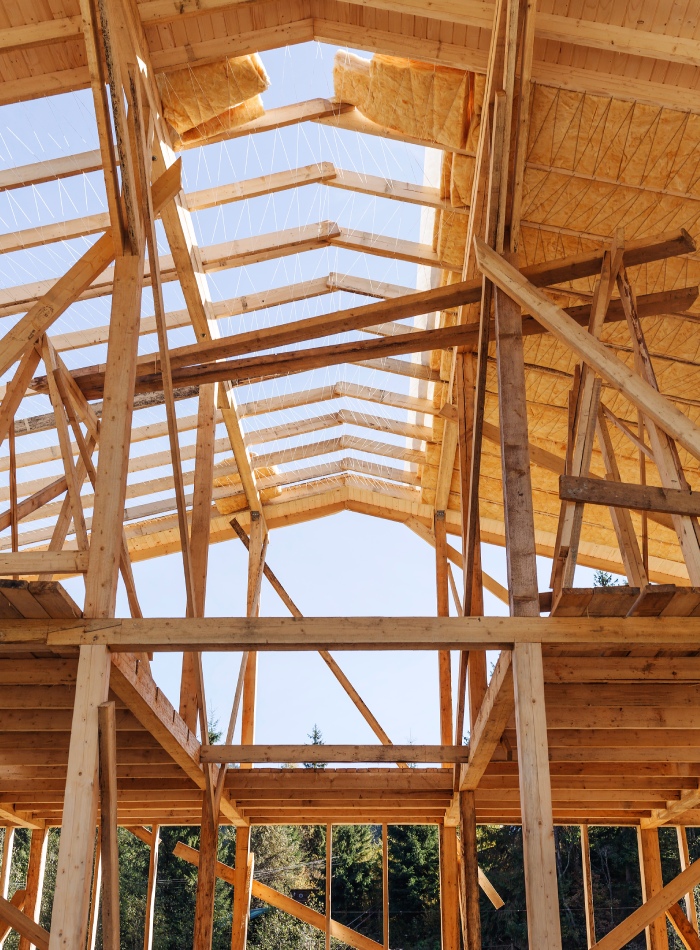 Ossature bois et charpente en cours de construction sur un bâtiment
