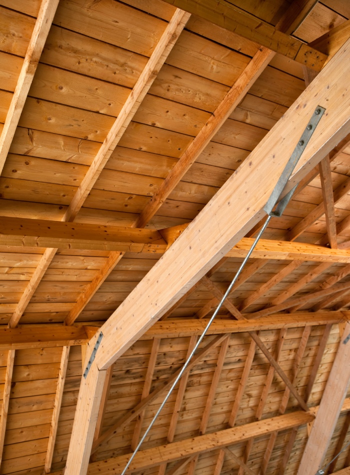 Structure de charpente en bois avec assemblages apparents et finitions soignées